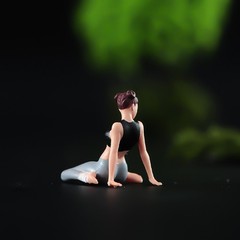 1:64 Painted Figure Model Miniature Resin Diorama Sand Yoga Sporty Lady Girl
