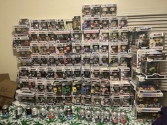Random Funko Pop Figurine ( 1 count)