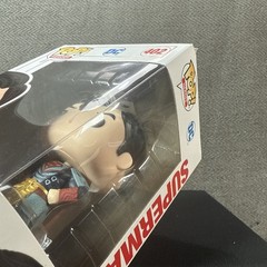 Funko Pop! Heroes – DC #402 Superman Vaulted with Protector