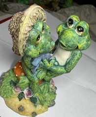Vintage Resin Figurine Of A Frog Couple Hugging
