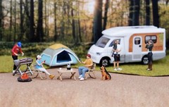 1:64 Painted Figure Model Miniature Resin Diorama Camping Outdoor Picnic BBQ Toy