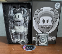 Mischief Toys Cartoon Demonstro Blanc-Et-Noir Variant Pin +Sticker Set LE 100