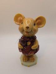Vtg. Glossy Ceramic Bobble Head Figurine Mouse w/ Big Ears Holding Heart 6″ Tall