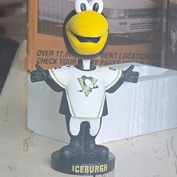 Iceburgh Pittsburgh Penguins NHL Bobblehead Figure White Jersey w/ Box