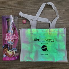 NEW! SDCC 2024 MATTEL HER UNIVERSE FASHION SHOW – BARBIE DOLL 210, PIN, TOTE BAG