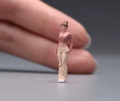 1:64 Painted Figure Model Miniature Resin Diorama Sand Pink Top Lady Beauty