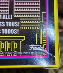 Funko Pop! DC #374 Batman – Blacklight Exclusive w/ Protector_1